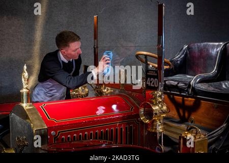 Londres, Royaume-Uni. 2 novembre 2022. Un technicien polit un tonneau d'entrée arrière 1904 Napier 15hp avant la restauration (est. £275 000-350 000) à un aperçu de Bonhams Golden Age of Motaing sale qui présente une sélection de voitures anciennes et des souvenirs automobiles associés. La vente a lieu le 4 novembre dans les galeries de Bonhams New Bond Street, devant Bonhams London à Brighton Veteran car Run le 6 novembre. Credit: Stephen Chung / Alamy Live News Banque D'Images