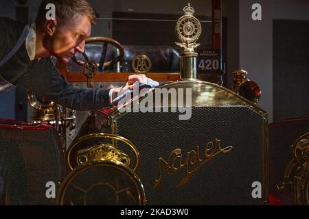 Londres, Royaume-Uni. 2 novembre 2022. Un technicien polit un tonneau d'entrée arrière 1904 Napier 15hp avant la restauration (est. £275 000-350 000) à un aperçu de Bonhams Golden Age of Motaing sale qui présente une sélection de voitures anciennes et des souvenirs automobiles associés. La vente a lieu le 4 novembre dans les galeries de Bonhams New Bond Street, devant Bonhams London à Brighton Veteran car Run le 6 novembre. Credit: Stephen Chung / Alamy Live News Banque D'Images