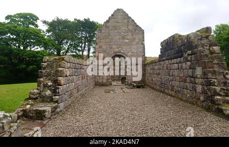 2019 photo - Eglise St Blane, Ile de Bute, Ecosse. Saint Blane ou Bláán était un ancien évêque chrétien écossais de Pichtish qui est né à une date inconnue sur l'île de Bute. Il est mort 590 AD . Sa fête est le 10th août. Il est également reconnu par l'Église épiscopale écossaise, l'Église catholique romaine et l'Église orthodoxe orientale. Le double cimetière est dit pour les hommes et les femmes, bien que d'autres autorités pensent que le plus haut était pour les moines tandis que le plus bas était pour les laïcs. On dit que St Blane est enterré dans le cimetière supérieur. Banque D'Images