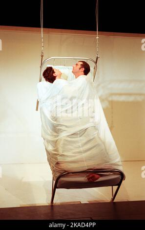 Suzan Sylvester (Grace), Martin Marquez (Graham) dans NETTOYÉ par Sarah Kane au Royal court Theatre au rez-de-chaussée (Duke of Yworks), Londres WC2 06/05/1998 conception: Jeremy Herbert éclairage: Nigel Edwards chorégraphie: Wayne MacGregor réalisateur: James Macdonald Banque D'Images