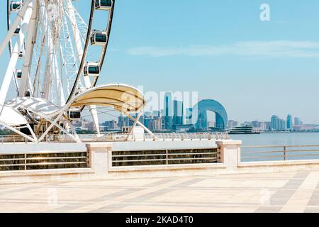 BAKOU, AZERBAÏDJAN - 06 JUIN 2022 : la grande roue, également connue sous le nom d'œil de Bakou, est une grande roue sur le boulevard de Bakou, Azerbaïdjan. Banque D'Images