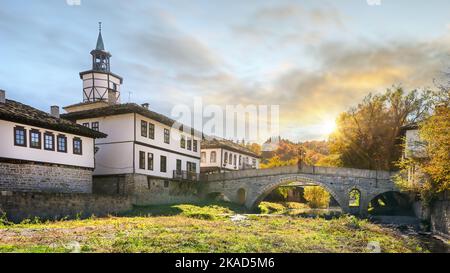 Panorama de Tryavna, Bulgarie. La tour de l'horloge et le vieux pont de l'arche de pierre dans la vieille ville dans le complexe architectural traditionnel. Banque D'Images