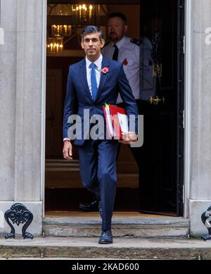 Londres, Royaume-Uni. 2nd novembre 2022. Le Premier ministre, Rishi Sunak, quitte le numéro 10 pour se rendre au Parlement pour des questions des premiers ministres. Il fera face à Keir Strmer à travers la boîte d'expédition. Crédit : Karl Black/Alay Live News Banque D'Images