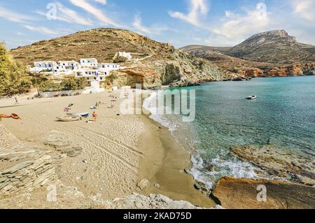 Une vue panoramique des personnes se détendant sur la plage d'Agali sur l'île de Folegandros, Grèce en été Banque D'Images