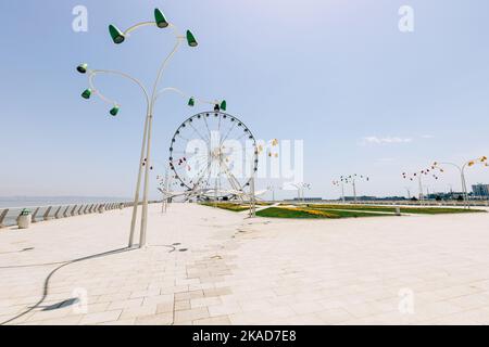 BAKOU, AZERBAÏDJAN - 06 JUIN 2022 : la grande roue, également connue sous le nom d'œil de Bakou, est une grande roue sur le boulevard de Bakou, Azerbaïdjan. Banque D'Images