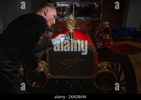 Londres, Royaume-Uni. 2 novembre 2022. Un technicien polit un tonneau d'entrée arrière 1904 Napier 15hp avant la restauration (est. £275 000-350 000) à un aperçu de Bonhams Golden Age of Motaing sale qui présente une sélection de voitures anciennes et des souvenirs automobiles associés. La vente a lieu le 4 novembre dans les galeries de Bonhams New Bond Street, devant Bonhams London à Brighton Veteran car Run le 6 novembre. Credit: Stephen Chung / Alamy Live News Banque D'Images