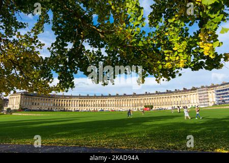 Le Royal Crescent, l'un des monuments les plus emblématiques de Bath, a été construit entre 1767 et 1775 et conçu par John Wood le plus jeune. Bath, Somerset, anglais Banque D'Images