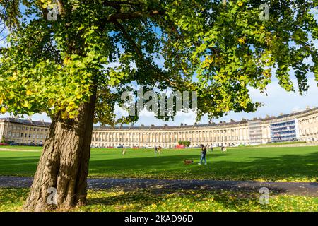 Le Royal Crescent, l'un des monuments les plus emblématiques de Bath, a été construit entre 1767 et 1775 et conçu par John Wood le plus jeune. Bath, Somerset, anglais Banque D'Images