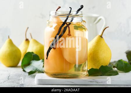 Compote de poire en conserve avec vanilline. Compote de poires. Délicieux compote de poires maison en boîte dans des pots en verre à la maison sur fond clair. Plats faits maison. SP Banque D'Images