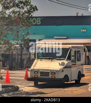 Un cliché vertical d'un camion de poste stationné dans la rue Banque D'Images