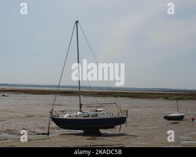 Un seul yacht dans la boue de l'estuaire à marée basse à Leigh-on-Sea, Essex, Angleterre Banque D'Images
