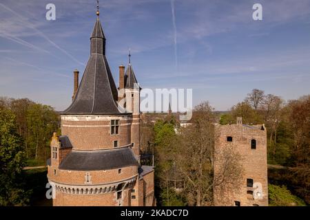 Toits de vestiges écailleux et tour du pittoresque château de Duurstede vu d'en haut dans les détails architecturaux Banque D'Images