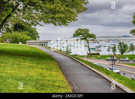 Plymouth, Massachusetts, États-Unis - 12 septembre 2022: . Vue sur le port sous un ciel nuageux en marchant sur le chemin jusqu'à Coles Hill. Banque D'Images
