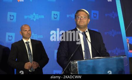 JÉRUSALEM, ISRAËL - 1 NOVEMBRE : le législateur d'extrême-droite Itamar Ben-Gvir, chef du parti Otzma Yehudit (puissance juive), s'adresse à ses partisans, alors qu'ils se réunissent pour célébrer les résultats des élections au siège de campagne de leur parti sur 1 novembre 2022 à Jérusalem, en Israël. Les Israéliens retournent aux urnes sur 1 novembre pour une cinquième élection générale en quatre ans pour voter pour une nouvelle Knesset, le Parlement de 120 sièges. Crédit : Eddie Gerald/Alay Live News Banque D'Images