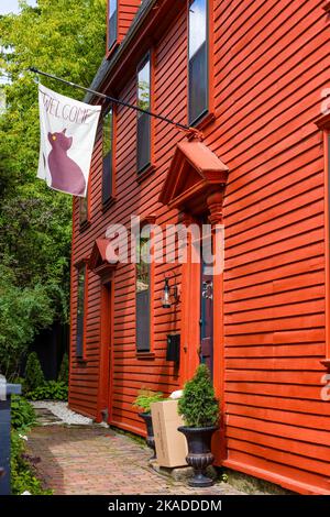 Salem, Massachusetts, Etats-Unis - 3 septembre 2022: Zone d'entrée d'un bâtiment avec une porte étrange. Banque D'Images