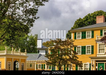 Salem, Massachusetts, Etats-Unis - 3 septembre 2022: Belle grande maison ancienne sous ciel nuageux. Banque D'Images