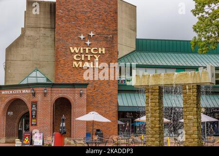 Salem, Massachusetts, Etats-Unis - 3 septembre 2022: Centre commercial de la ville de sorcière avec fontaine d'eau. Banque D'Images