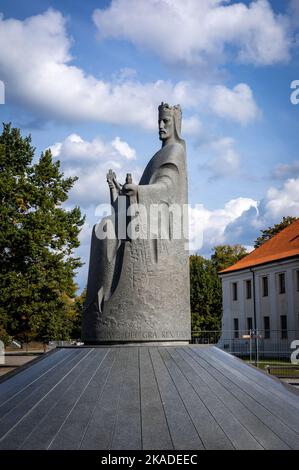 Vilnius, Lituanie - 26 septembre 2022 : un monument au roi Mingaugas sur la place de la cathédrale dans la vieille ville de Vilnius. Tour Gediminas en arrière-plan. Banque D'Images