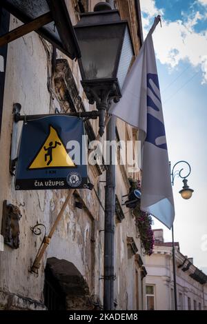 Vilnius, Lituanie - 26 septembre 2022 : drapeau et symbole de la République d'Uzupio sur le mur, dans le quartier artistique d'Uzupis dans la vieille ville de Vilnius. Banque D'Images