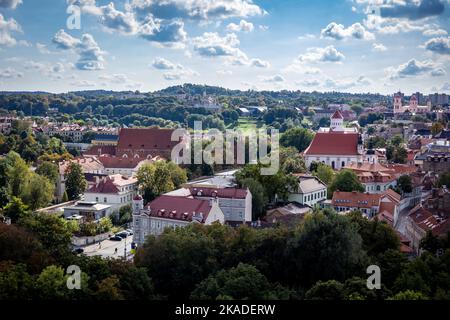 Vilnius, Lituanie - 26 septembre 2022 : un panorama de la ville avec l'église médiévale de Saint-Jean, vue depuis les murs de la tour de Gediminas. Banque D'Images