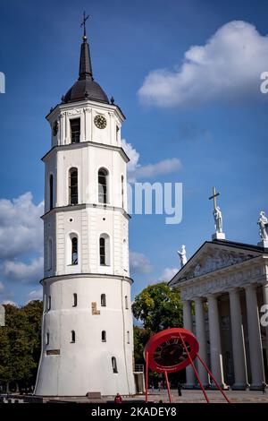 Vilnius, Lituanie - 26 septembre 2022 : la tour de la cloche de la cathédrale de Vilnius. Banque D'Images