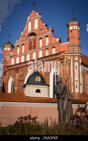 Vilnius, Lituanie - 26 septembre 2022 : église gothique Saint François et Saint Bernard. Statue d'un célèbre poète polonais Adam Mickiewicz. Banque D'Images