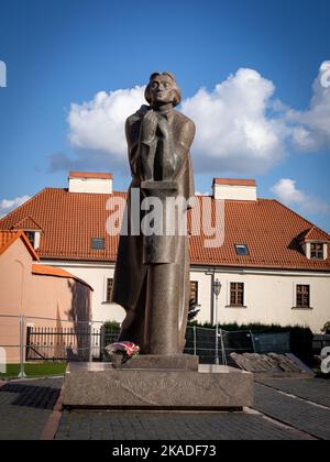 Vilnius, Lituanie - 26 septembre 2022 : statue d'un célèbre poète polonais Adam Mickiewicz dans la vieille ville de Vilnius. Banque D'Images