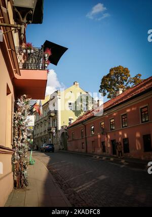 Vilnius, Lituanie - 26 septembre 2022 : une rue étroite dans le quartier artistique d'Uzupio (Uzupio) dans la vieille ville de Vilnius. Banque D'Images