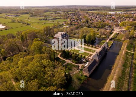 Château de Moated pittoresque et pittoresque hollandais d'Amerongen vu d'en haut entouré de jardins et parc avec la ville du village et la campagne prés behin Banque D'Images