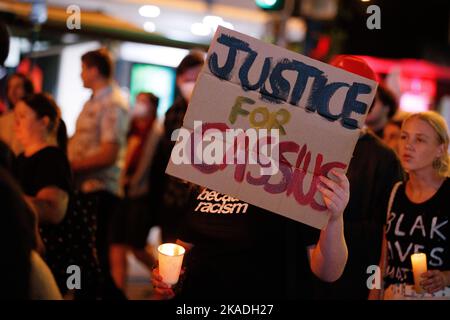 Les manifestants portent des bougies et des drapeaux lors d'une veillée à Brisbane le 2 novembre 2022 pour Cassisus Turvey, qui aurait été assassiné lors d'une attaque raciste à Perth en octobre. Des manifestants se sont rassemblés à Brisbane pour une veillée aux chandelles à l'intention de l'adolescent indigène Cassius Turvey, qui a été agressé lors d'une attaque raciste alors qu'il rentriait de l'école de Perth, en Australie occidentale, le mois dernier. Turvey, 15 ans, meurt de ses blessures dix jours plus tard le 23rd octobre. Des manifestants dans de nombreuses villes du pays ont simultanément appelé à des actions contre la violence à motivation raciale et la mauvaise pratique policière. Banque D'Images