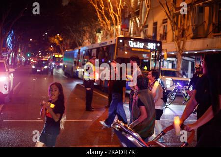 Les manifestants portent des bougies et des drapeaux lors d'une veillée à Brisbane le 2 novembre 2022 pour Cassisus Turvey, qui aurait été assassiné lors d'une attaque raciste à Perth en octobre. Des manifestants se sont rassemblés à Brisbane pour une veillée aux chandelles à l'intention de l'adolescent indigène Cassius Turvey, qui a été agressé lors d'une attaque raciste alors qu'il rentriait de l'école de Perth, en Australie occidentale, le mois dernier. Turvey, 15 ans, meurt de ses blessures dix jours plus tard le 23rd octobre. Des manifestants dans de nombreuses villes du pays ont simultanément appelé à des actions contre la violence à motivation raciale et la mauvaise pratique policière. Banque D'Images