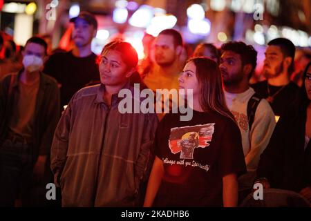 Les manifestants portent des bougies et des drapeaux lors d'une veillée à Brisbane le 2 novembre 2022 pour Cassisus Turvey, qui aurait été assassiné lors d'une attaque raciste à Perth en octobre. Des manifestants se sont rassemblés à Brisbane pour une veillée aux chandelles à l'intention de l'adolescent indigène Cassius Turvey, qui a été agressé lors d'une attaque raciste alors qu'il rentriait de l'école de Perth, en Australie occidentale, le mois dernier. Turvey, 15 ans, meurt de ses blessures dix jours plus tard le 23rd octobre. Des manifestants dans de nombreuses villes du pays ont simultanément appelé à des actions contre la violence à motivation raciale et la mauvaise pratique policière. Banque D'Images