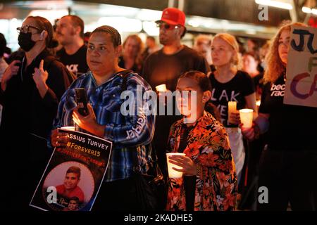 Les manifestants portent des bougies et des drapeaux lors d'une veillée à Brisbane le 2 novembre 2022 pour Cassisus Turvey, qui aurait été assassiné lors d'une attaque raciste à Perth en octobre. Des manifestants se sont rassemblés à Brisbane pour une veillée aux chandelles à l'intention de l'adolescent indigène Cassius Turvey, qui a été agressé lors d'une attaque raciste alors qu'il rentriait de l'école de Perth, en Australie occidentale, le mois dernier. Turvey, 15 ans, meurt de ses blessures dix jours plus tard le 23rd octobre. Des manifestants dans de nombreuses villes du pays ont simultanément appelé à des actions contre la violence à motivation raciale et la mauvaise pratique policière. Banque D'Images