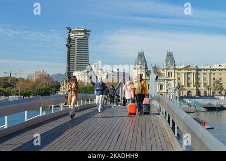 Barcelone, Espagne - 11 janvier 2022: Personnes en vacances avec des paniers par le port de Barcelone (Espagne), concept de voyage. Banque D'Images