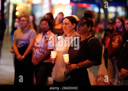 Les manifestants portent des bougies et des drapeaux lors d'une veillée à Brisbane le 2 novembre 2022 pour Cassisus Turvey, qui aurait été assassiné lors d'une attaque raciste à Perth en octobre. Des manifestants se sont rassemblés à Brisbane pour une veillée aux chandelles à l'intention de l'adolescent indigène Cassius Turvey, qui a été agressé lors d'une attaque raciste alors qu'il rentriait de l'école de Perth, en Australie occidentale, le mois dernier. Turvey, 15 ans, meurt de ses blessures dix jours plus tard le 23rd octobre. Des manifestants dans de nombreuses villes du pays ont simultanément appelé à des actions contre la violence à motivation raciale et la mauvaise pratique policière. Banque D'Images