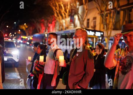 Les manifestants portent des bougies et des drapeaux lors d'une veillée à Brisbane le 2 novembre 2022 pour Cassisus Turvey, qui aurait été assassiné lors d'une attaque raciste à Perth en octobre. Des manifestants se sont rassemblés à Brisbane pour une veillée aux chandelles à l'intention de l'adolescent indigène Cassius Turvey, qui a été agressé lors d'une attaque raciste alors qu'il rentriait de l'école de Perth, en Australie occidentale, le mois dernier. Turvey, 15 ans, meurt de ses blessures dix jours plus tard le 23rd octobre. Des manifestants dans de nombreuses villes du pays ont simultanément appelé à des actions contre la violence à motivation raciale et la mauvaise pratique policière. Banque D'Images