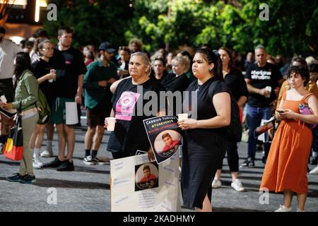 Les manifestants portent des bougies et des drapeaux lors d'une veillée à Brisbane le 2 novembre 2022 pour Cassisus Turvey, qui aurait été assassiné lors d'une attaque raciste à Perth en octobre. Des manifestants se sont rassemblés à Brisbane pour une veillée aux chandelles à l'intention de l'adolescent indigène Cassius Turvey, qui a été agressé lors d'une attaque raciste alors qu'il rentriait de l'école de Perth, en Australie occidentale, le mois dernier. Turvey, 15 ans, meurt de ses blessures dix jours plus tard le 23rd octobre. Des manifestants dans de nombreuses villes du pays ont simultanément appelé à des actions contre la violence à motivation raciale et la mauvaise pratique policière. Banque D'Images