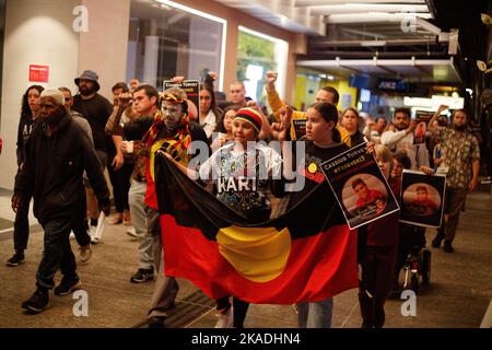 Les manifestants portent des bougies et des drapeaux lors d'une veillée à Brisbane le 2 novembre 2022 pour Cassisus Turvey, qui aurait été assassiné lors d'une attaque raciste à Perth en octobre. Des manifestants se sont rassemblés à Brisbane pour une veillée aux chandelles à l'intention de l'adolescent indigène Cassius Turvey, qui a été agressé lors d'une attaque raciste alors qu'il rentriait de l'école de Perth, en Australie occidentale, le mois dernier. Turvey, 15 ans, meurt de ses blessures dix jours plus tard le 23rd octobre. Des manifestants dans de nombreuses villes du pays ont simultanément appelé à des actions contre la violence à motivation raciale et la mauvaise pratique policière. Banque D'Images