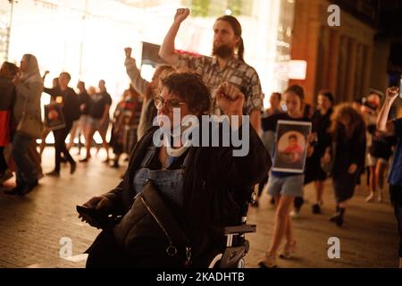 Les manifestants portent des bougies et des drapeaux lors d'une veillée à Brisbane le 2 novembre 2022 pour Cassisus Turvey, qui aurait été assassiné lors d'une attaque raciste à Perth en octobre. Des manifestants se sont rassemblés à Brisbane pour une veillée aux chandelles à l'intention de l'adolescent indigène Cassius Turvey, qui a été agressé lors d'une attaque raciste alors qu'il rentriait de l'école de Perth, en Australie occidentale, le mois dernier. Turvey, 15 ans, meurt de ses blessures dix jours plus tard le 23rd octobre. Des manifestants dans de nombreuses villes du pays ont simultanément appelé à des actions contre la violence à motivation raciale et la mauvaise pratique policière. Banque D'Images