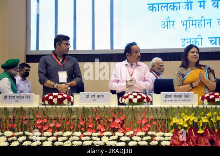 Delhi, New Delhi, Inde. 2nd novembre 2022. MpsParvesh Verma, HarshVardan et Meenakshi Lekhi pendant le Premier ministre Narendra Modi lors de l'inauguration de 3024 nouveaux Flats construits à Kalkaji dans le cadre du projet de ''˜In-situ réhabilitation de taudis' et manipulation des clefs des Flats à Jhuggi- Jhohidari habitants du camp de Bhoomiheen en août, en présence du ministre du logement et de l'Union Affaires urbaines et pétrole et gaz naturel Hardeep S. Puri et Delhi Lieutinent Gouverneur Vinai Kumar Saxena, à Vigyan Bhawan, à New Delhi (Credit image: © Ravi Batra/ZUMA Press Wire) Banque D'Images