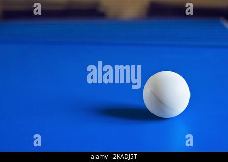 Table de ping-pong blanche sur table bleue. Ballon pour jouer au ping-pong. Concept sportif Banque D'Images