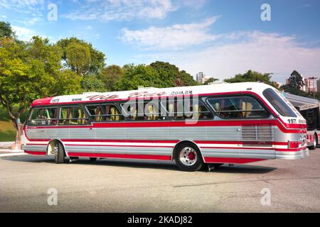 Véhicule Caio Gaivota Mercedes-Benz O326 (1975) exposé au bus Brasil Fest (BBF 2021), tenu dans la ville de São Paulo. Banque D'Images