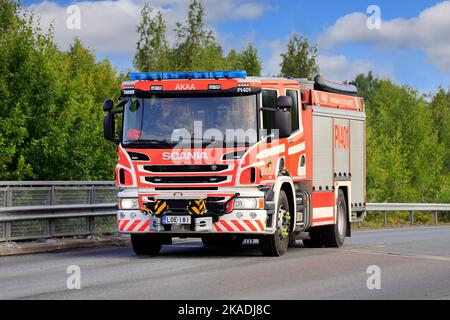 Scania Saurus Fire Engine of Pirkanmaa Rescue Department sur la route par un beau jour d'été. Akaa, Finlande. 12 août 2021. Banque D'Images