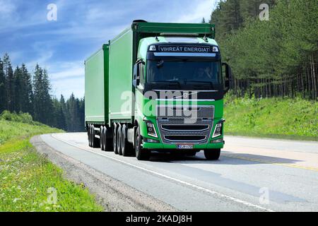 Green Volvo FH16 Truck Suomen Vihreät Energiat Oy tire une remorque à copeaux sur l'autoroute 9 par un beau jour d'été. Jämsä, Finlande. 6 juin 2019. Banque D'Images