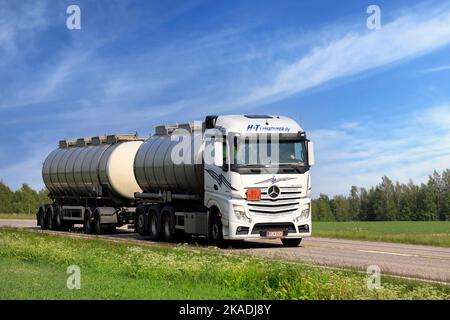 Camion-citerne blanc Mercedes-Benz Actros de H&T Liimatainen Oy Rens ADR 80-1824 Hydroxyde de sodium sur la route E63. Copier l'espace. Jämsä, Finlande. 6 juin 2019. Banque D'Images