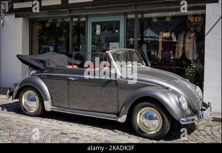 Immenstadt am Algau, Allemagne - 12 août 2022: Un vintage argent Volkswagen Beetle cabriolet garée à l'extérieur dans la rue du centre-ville. Banque D'Images