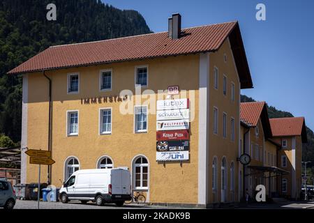 Immenstadt am Algau, Allemagne - 12 août 2022: Bâtiment historique de la gare. Architecture de petite ville dans les Alpes bavaroises, Allemagne. Banque D'Images