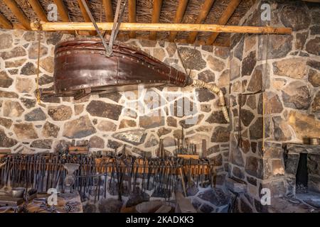 Un soufflet et des outils en cuir dans le magasin de forgeron du Pioneer Cove Creek Ranch fort, construit en 1867, Cove fort, Utah. Banque D'Images