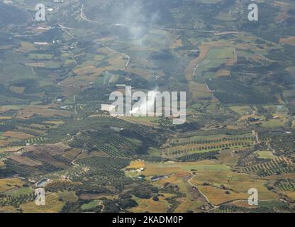 Paysage rural, oliveraies et routes de campagne de Crète. Vue depuis le dessus de la magnifique campagne Banque D'Images