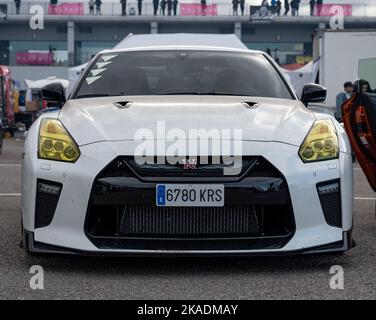 Nissan Skyline GT-R R35 stationné depuis l'avant Banque D'Images